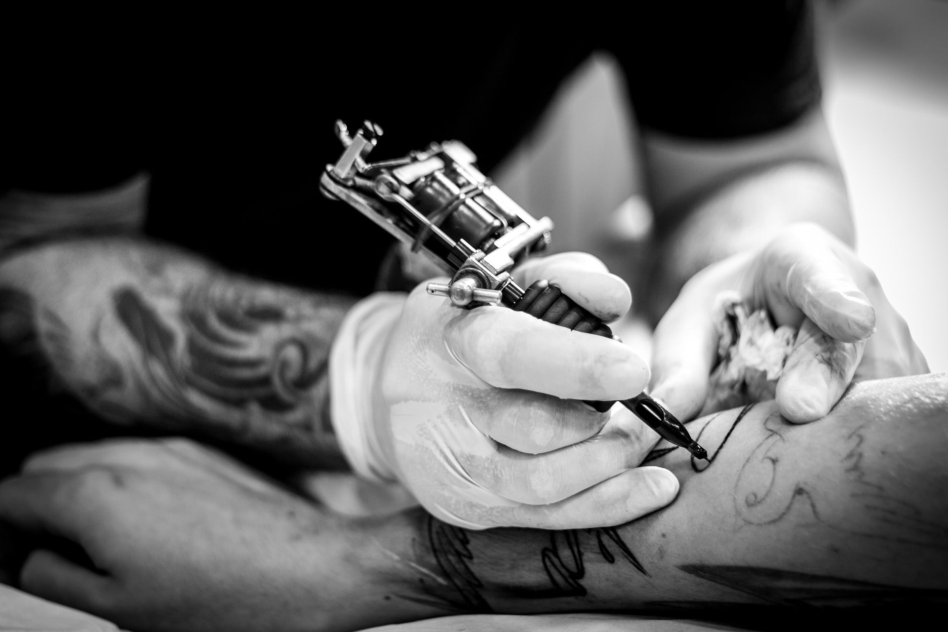 homme retirant le film de protection d'un tatouage fraîchement incrusté  Photo Stock - Alamy